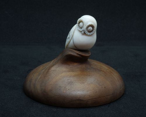 Hanna Weil, Eule, o. J., Elfenbein auf Holzsockel, Maße unbekannt, Privatbesitz, © Foto: Randall Cook