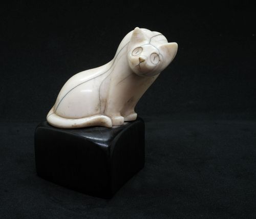 Hanna Weil, Katze, o. J., Elfenbein auf Holzsockel, Privatbesitz, © Foto: Randall Cook