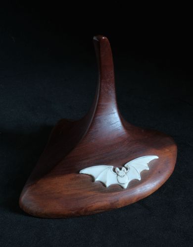 Hanna Weil, Objekt mit Fledermaus, o. J., Buchstütze, Holz mit Elfenbein, Maße unbekannt, Privatbesitz, © Foto: Randall Cook 